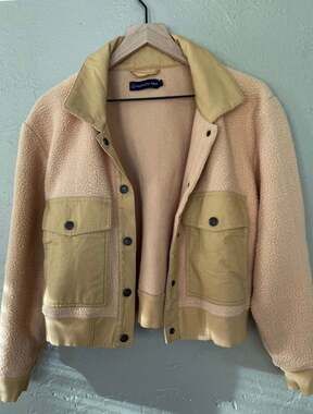 United by Blue - Women’s Recycled Sherpa Jacket Size Large color latte like new